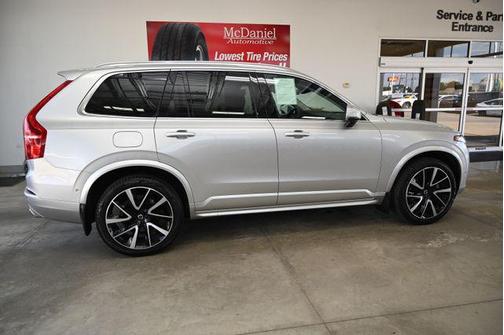 Bright Silver Metallic 2021 Volvo XC90 T6 Momentum
