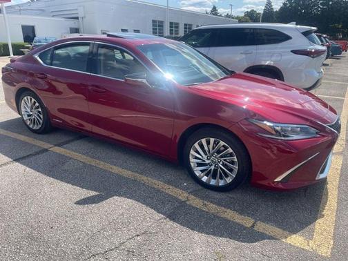 2022 Lexus ES 300h Ultra Luxury