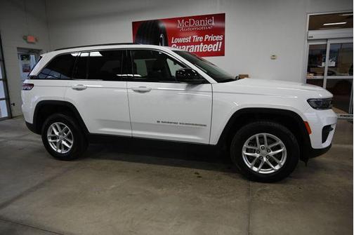 Bright White Clearcoat 2023 Jeep Grand Cherokee Laredo