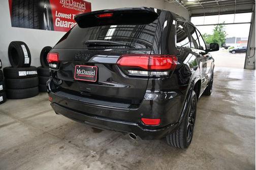 Diamond Black Crystal Pearlcoat 2018 Jeep Grand Cherokee Altitude