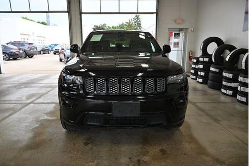 Diamond Black Crystal Pearlcoat 2018 Jeep Grand Cherokee Altitude
