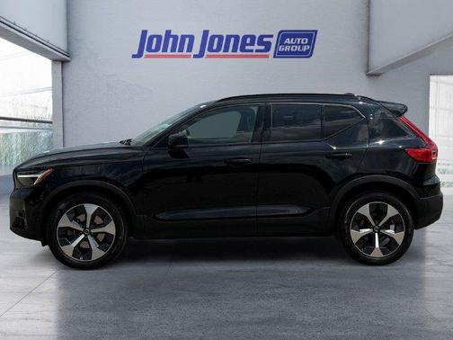 Onyx Black Metallic 2023 Volvo XC40 B5 Plus Dark Theme