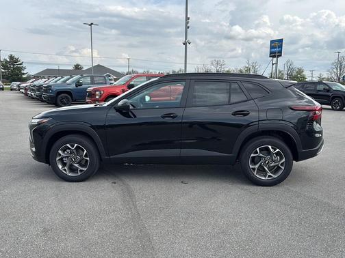 Mosaic Black Metallic 2026 Chevrolet Trax LT