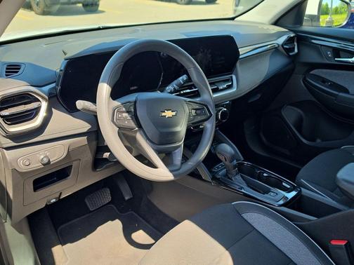 Summit White 2025 Chevrolet Trailblazer LT