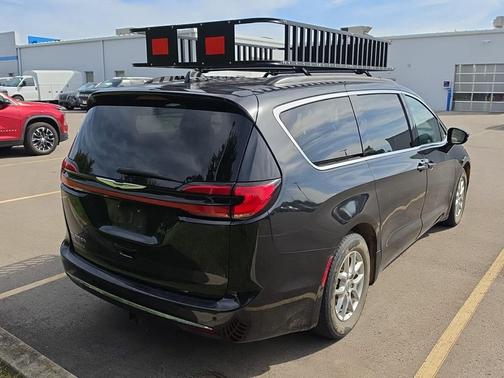 Brilliant Black Crystal Pearlcoat 2022 Chrysler Pacifica Touring L