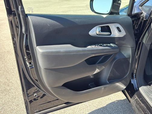 Diamond Black Crystal Pearlcoat 2025 Chrysler Pacifica Limited