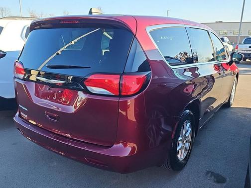 2023 Chrysler Voyager LX