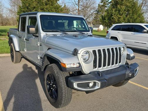 Silver Zynith Clearcoat 2022 Jeep Gladiator Sport S