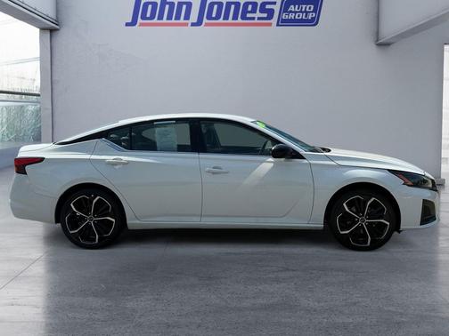 Glacier White 2024 Nissan Altima SR FWD