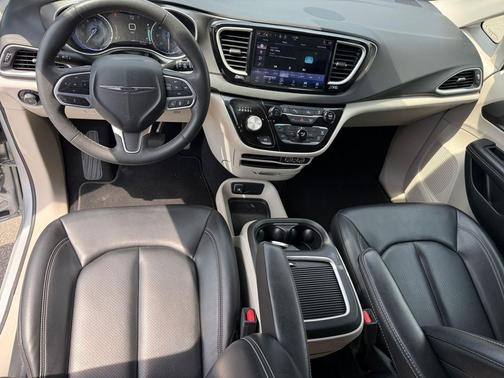 Silver Mist Clearcoat 2023 Chrysler Pacifica Touring L