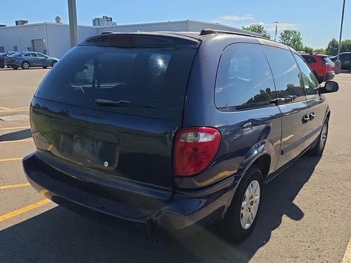 Midnight Blue Pearlcoat 2005 Dodge Caravan SE