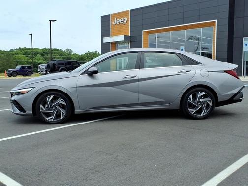 Fluid Metal 2025 Hyundai ELANTRA Limited