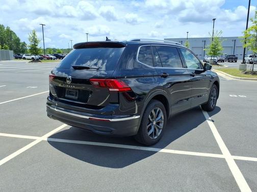 Deep Black Pearl 2023 Volkswagen Tiguan 2.0T SE