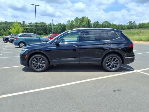 Deep Black Pearl 2023 Volkswagen Tiguan 2.0T SE