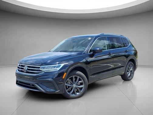 Deep Black Pearl 2023 Volkswagen Tiguan 2.0T SE