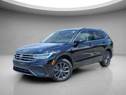 Deep Black Pearl 2023 Volkswagen Tiguan 2.0T SE