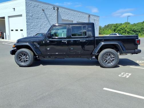 Black Clearcoat 2026 Jeep Gladiator Sport S