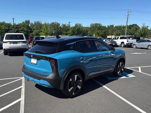 Arctic Ice Blue Metallic/Super Black 2025 Nissan Kicks SR