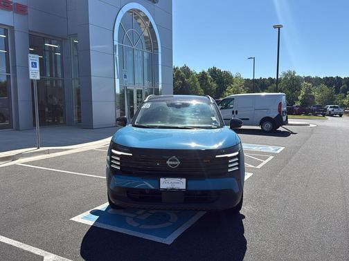 Arctic Ice Blue Metallic/Super Black 2025 Nissan Kicks SR