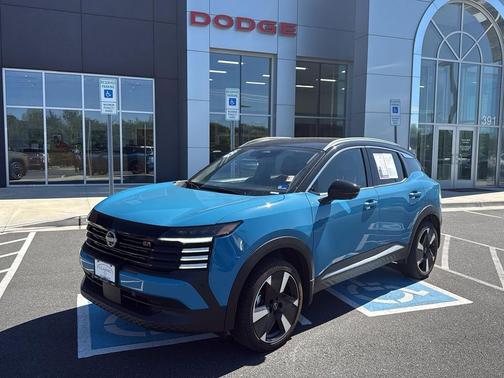 Arctic Ice Blue Metallic/Super Black 2025 Nissan Kicks SR
