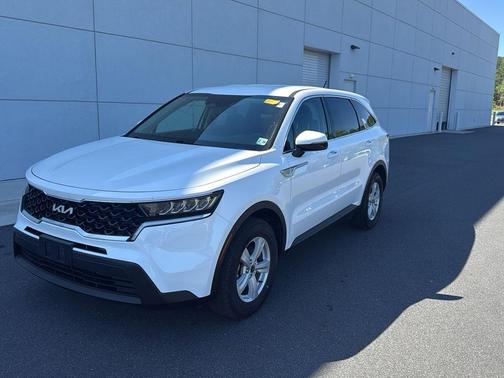 Glacial White Pearl 2023 Kia Sorento LX