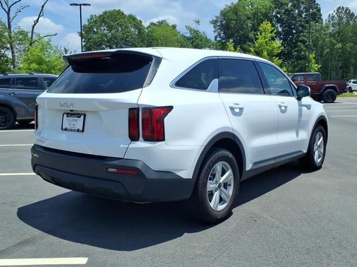 Glacial White Pearl 2023 Kia Sorento LX