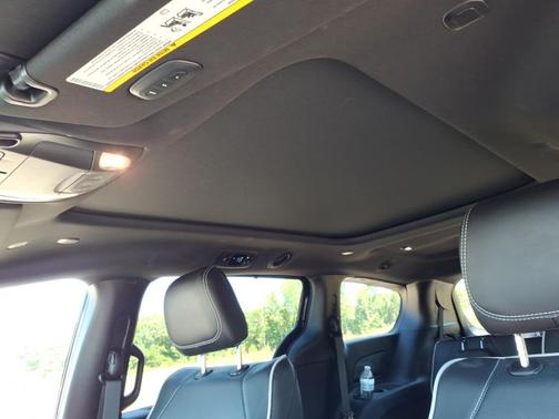 Diamond Black Crystal Pearlcoat 2026 Chrysler Pacifica Limited