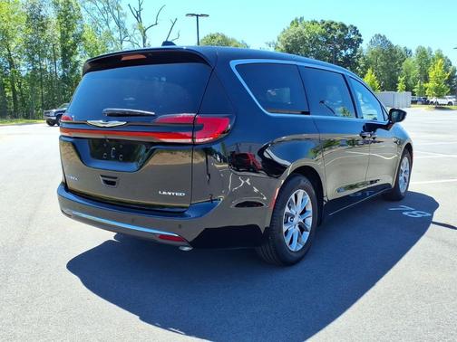 Diamond Black Crystal Pearlcoat 2026 Chrysler Pacifica Limited