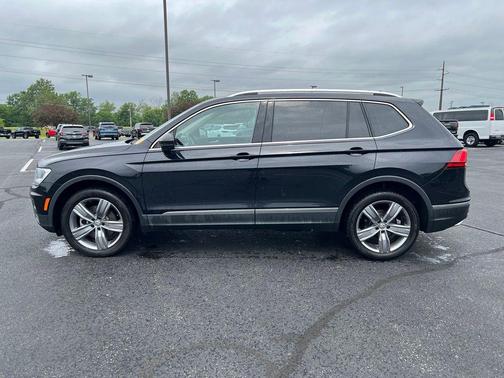 Deep Black Pearl 2021 Volkswagen Tiguan 2.0T SE 4MOTION