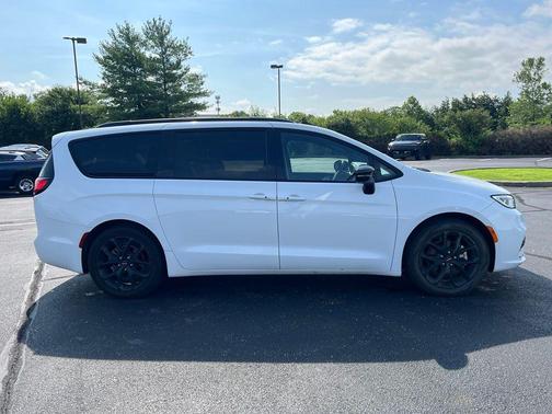 Bright White Clearcoat 2025 Chrysler Pacifica Limited