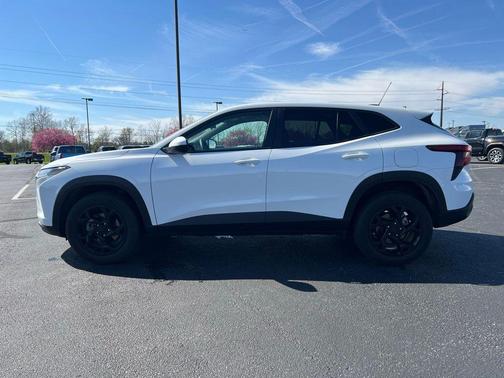 Summit White 2024 Chevrolet Trax LS