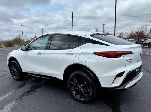 Summit White 2024 Buick Envista Sport Touring FWD