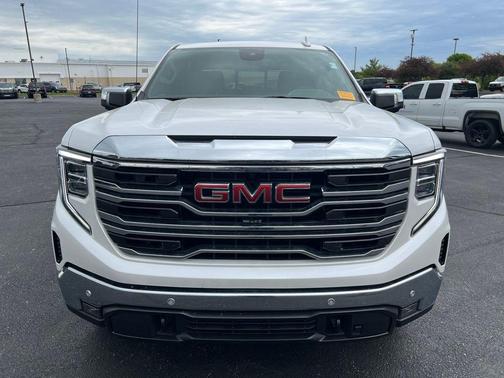 White Frost Tricoat 2023 GMC Sierra 1500 SLT