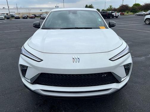 Summit White 2025 Buick Envista Sport Touring FWD