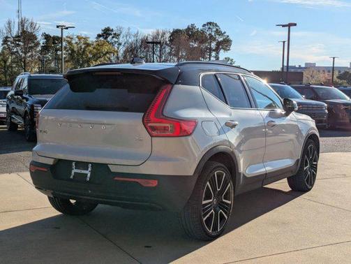 2022 Volvo XC40 T4 R-Design