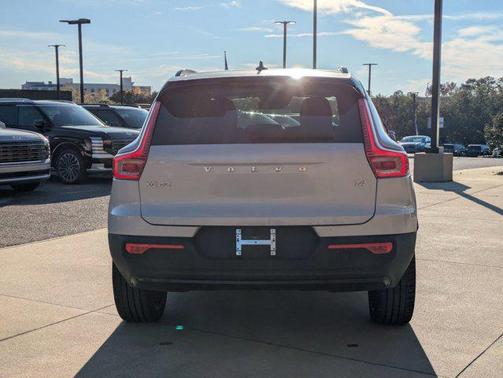 2022 Volvo XC40 T4 R-Design