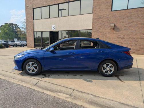 2022 Hyundai ELANTRA SE