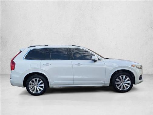 2016 Volvo XC90 T6 Momentum