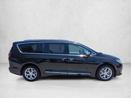 Brilliant Black Crystal Pearlcoat 2020 Chrysler Pacifica Limited