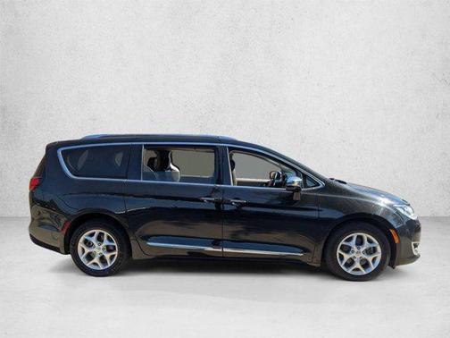 Brilliant Black Crystal Pearlcoat 2020 Chrysler Pacifica Limited