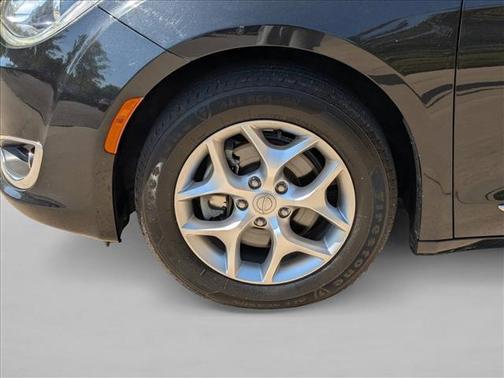 Brilliant Black Crystal Pearlcoat 2020 Chrysler Pacifica Limited