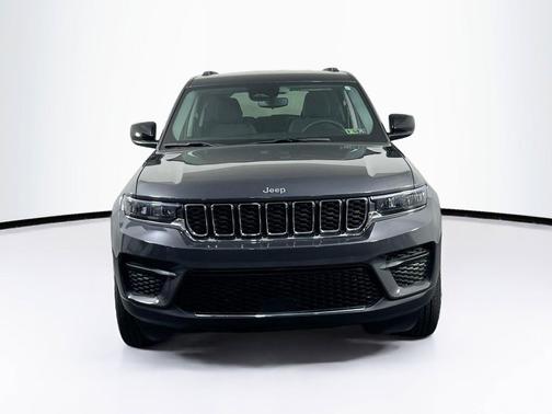 Baltic Gray Metallic Clearcoat 2023 Jeep Grand Cherokee Laredo