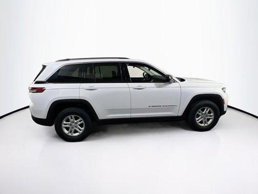 Bright White Clearcoat 2023 Jeep Grand Cherokee Laredo