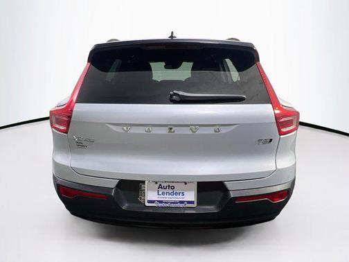 2022 Volvo XC40 T5 R-Design