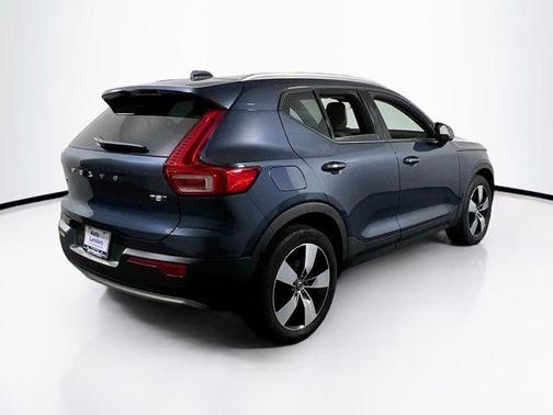 2022 Volvo XC40 T5 Momentum