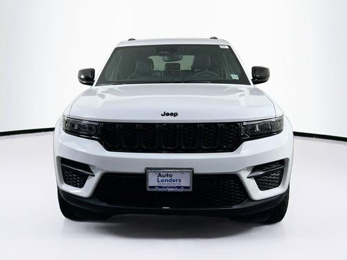 Bright White Clearcoat 2023 Jeep Grand Cherokee Altitude