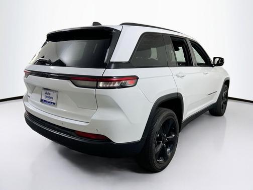 Bright White Clearcoat 2023 Jeep Grand Cherokee Altitude