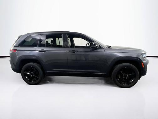 Baltic Gray Metallic Clearcoat 2023 Jeep Grand Cherokee Altitude