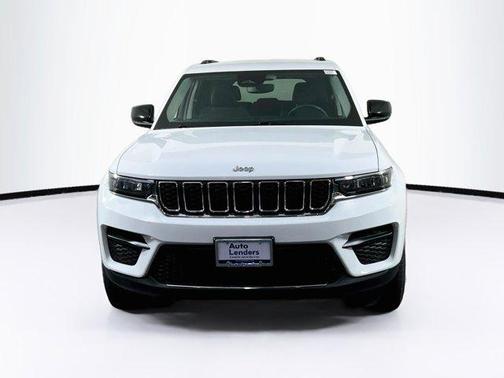 Bright White Clearcoat 2023 Jeep Grand Cherokee Laredo