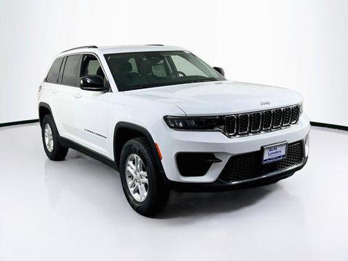 Bright White Clearcoat 2023 Jeep Grand Cherokee Laredo